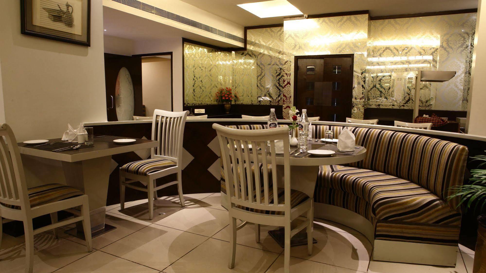 Hotel Gemini Continental, Hazratganj Lakhnaú Exteriér fotografie