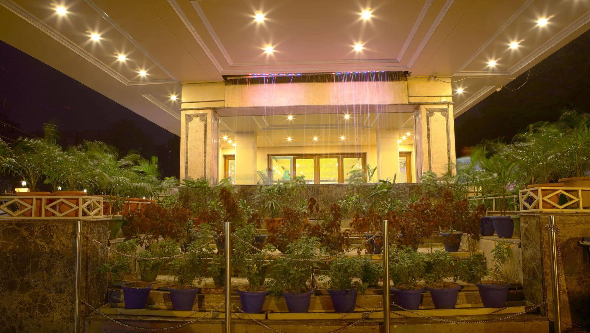 Hotel Gemini Continental, Hazratganj Lakhnaú Exteriér fotografie